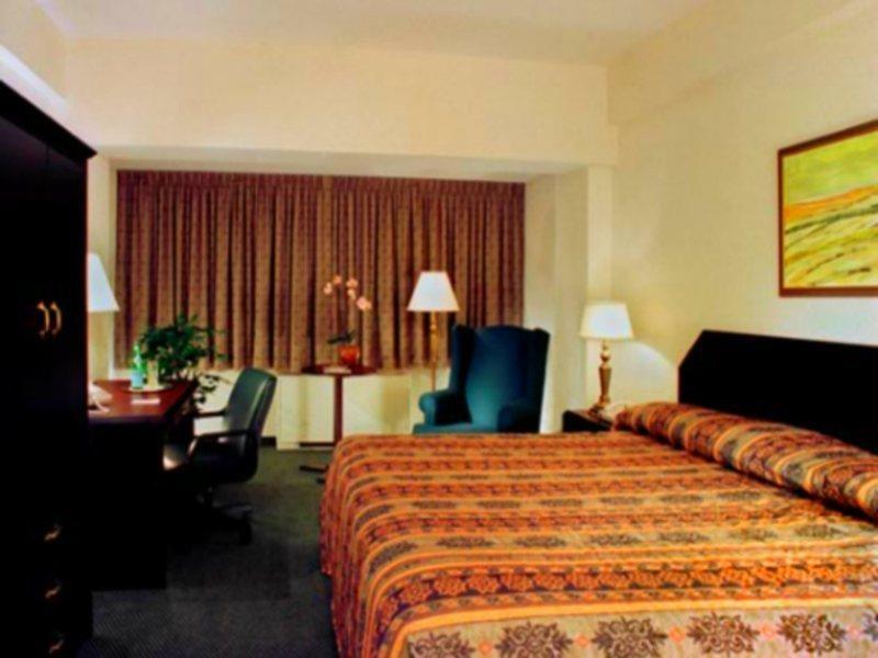 Armon Plaza Montreal Airpt, Trademark Collection By Wyndham Номер фото