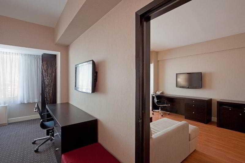 Armon Plaza Montreal Airpt, Trademark Collection By Wyndham Номер фото
